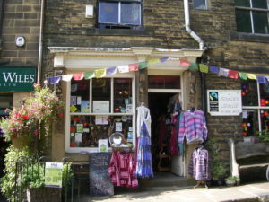 World Shop сертифицирован Британской ассоциацией FT Shops, Haworth, West Yorkshire, United Kingdom   Фото: Бетти Лонгботтом