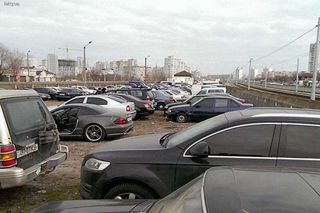 Транспортні засоби, евакуйовані в Києві на штрафмайданчики за порушення правил зупинки і стоянки парковки, водії можуть забирати щодня, в тому числі на вихідних