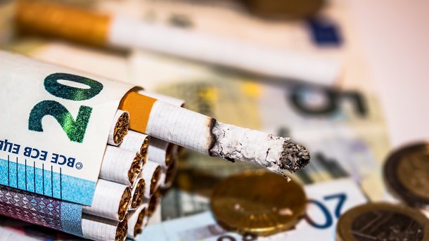 16 жовтня 2018, 7:52 Переглядів:   Пачка сигарет в 2019 року в середньому буде коштувати близько 36 грн   Одна пачка сигарет в середньому подорожчає на 5-8 грн