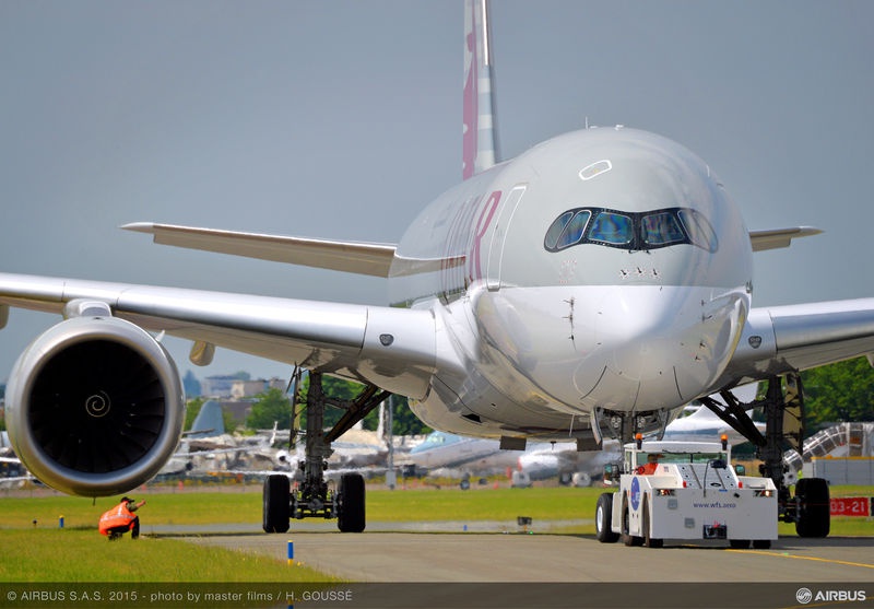 Airbus представить на авіасалоні найбільший серійний авіалайнер у світі A380, який використовується з 2007 року, а також новий далекомагістральний А350, який здійснив свій перший рейс лише кілька місяців тому: 15 cічня 2015 він вилетів з Дохи і успішно приземлився у Франкфурті