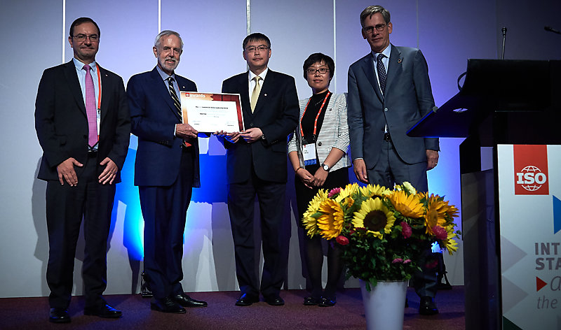 Eiche Award) за видатні досягнення і чудову роботу в області розробки стандартів, яка була представлена ​​сьогодні на 41-й Генеральній Асамблеї ІСО, що відбулася в Женеві, Швейцарія