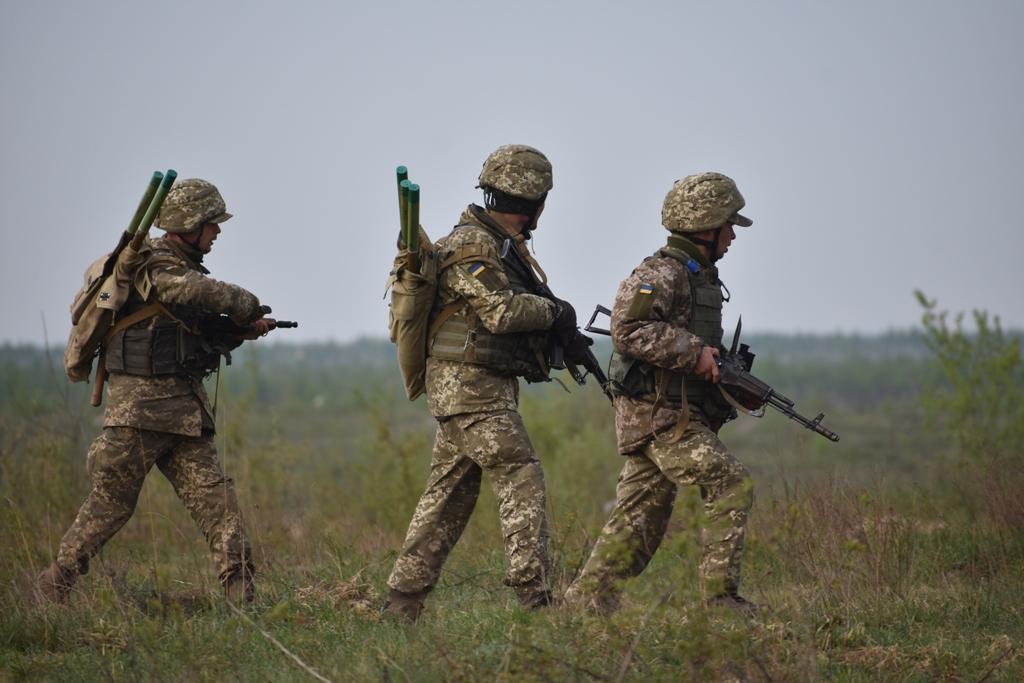 Відповідно до закону, іноземцям та особам без громадянства, які служать у Збройних силах України за контрактом, у разі інвалідності буде виплачуватися одноразова допомога