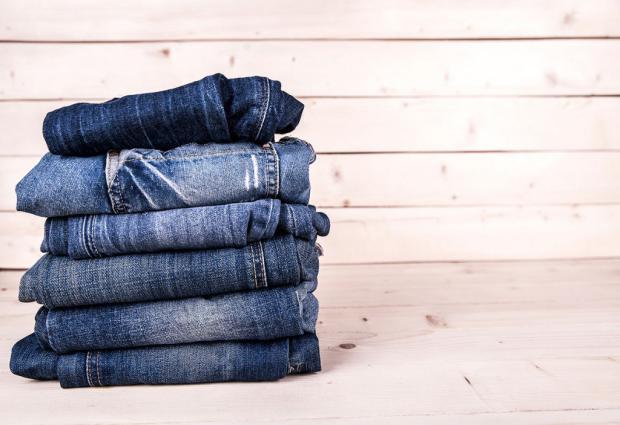 Або, за другою версією, сучасні «джинси» мають таку назву, тому що штани з деніму в Великобританії продавали як «джин» або «Джейн»