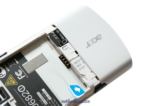 Слот для карти пам'яті в Acer Liquid E формату microSD (підтримуються карти microSDHC)