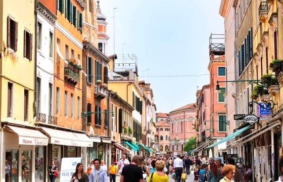 Як і в будь-якому значному місті Італії, вулиці Венеції рясніють вивісками магазинів, так і заманюючи всередину мандрівників