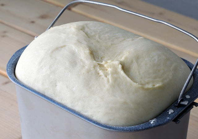 Цей період роботи «на автоматі» триває від 5 до 40 хвилин, протягом яких розумна техніка замішує тісто, випікає хліб і варить варення