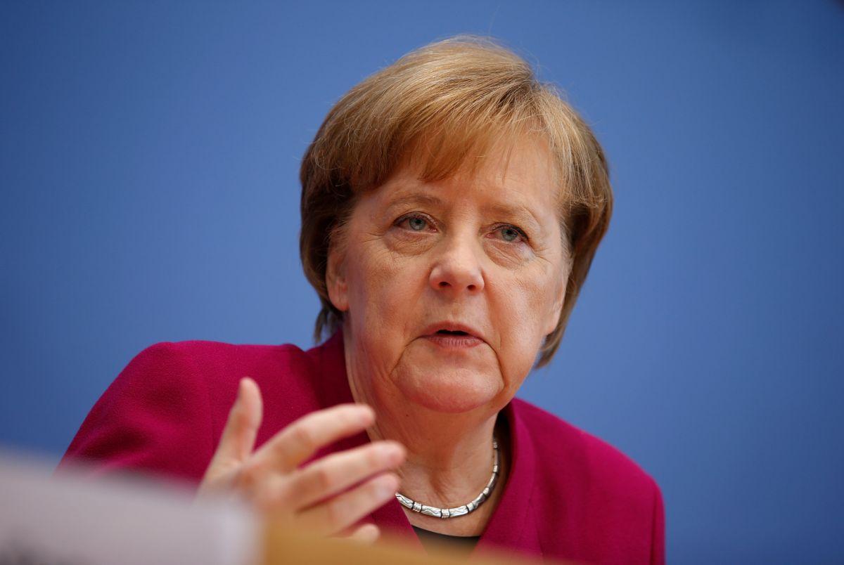 Меркель зазначила, що на сході України, як і раніше поки не вдається досягти стабільного режиму припинення вогню
