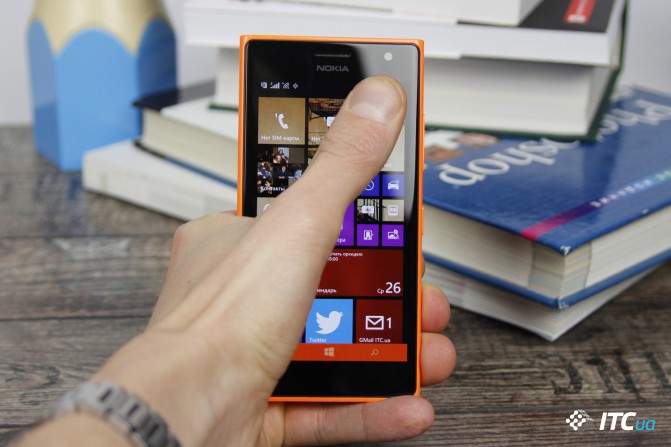 Завдяки невеликій за сучасними мірками 4,7-дюймовому екрану і обтічної форми корпусу Nokia Lumia 730 зручно лежить в долоні, смартфоном можна без проблем користуватися однією рукою дотягуючись великим пальцем до всіх куточків екрану