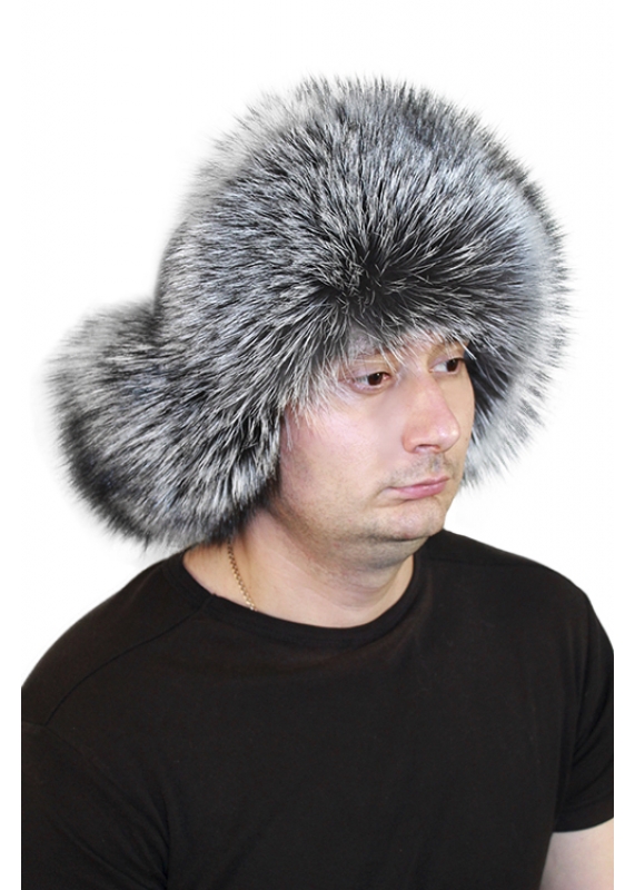 Російська ж людина вушанку носить, хоча сучасні соцопитування, проведені в Інтернеті, і констатують, що все-таки у чоловіків в'язані шапки більш популярні зараз, ніж хутряні вушанки