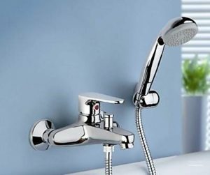 Змішувачі для сучасних ванних кімнат   Для невеликих ванних кімнат зазвичай встановлюють універсальні змішувачі, які дозволяють використовувати їх для ванни і для раковини