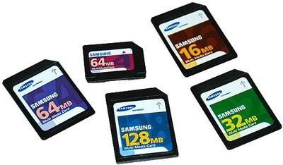 SD Card має дев'ятиконтактний інтерфейс, розроблена спільно Matsushita, SanDisk і Toshiba в 2000 р