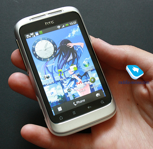 Смартфон приємно тримати в руці, хоча у вологих долонях білий Wildfire S може ковзати через те, що в ньому немає звичного по більшості апаратів HTC soft-touch покриття
