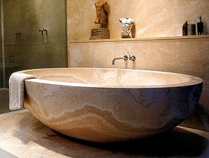Можна тільки уявляти як складно було античному майстру видовбувати ванну з цільної брили каменю