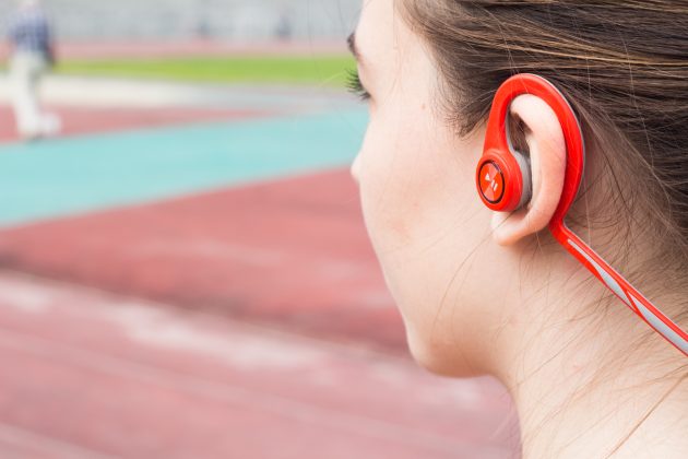 Багато з навушників Plantronics, в тому числі особливо полюбилися нам BackBeat Fit, позиціонуються як спортивні, але насправді зручні і при щоденному використанні